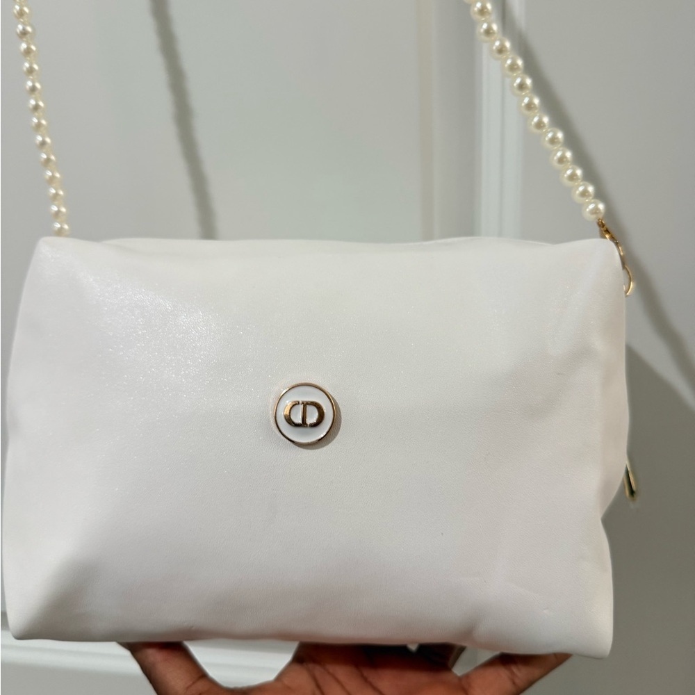 Elegant White Designer Bag with Pearl Strap - Picture 5 of 15